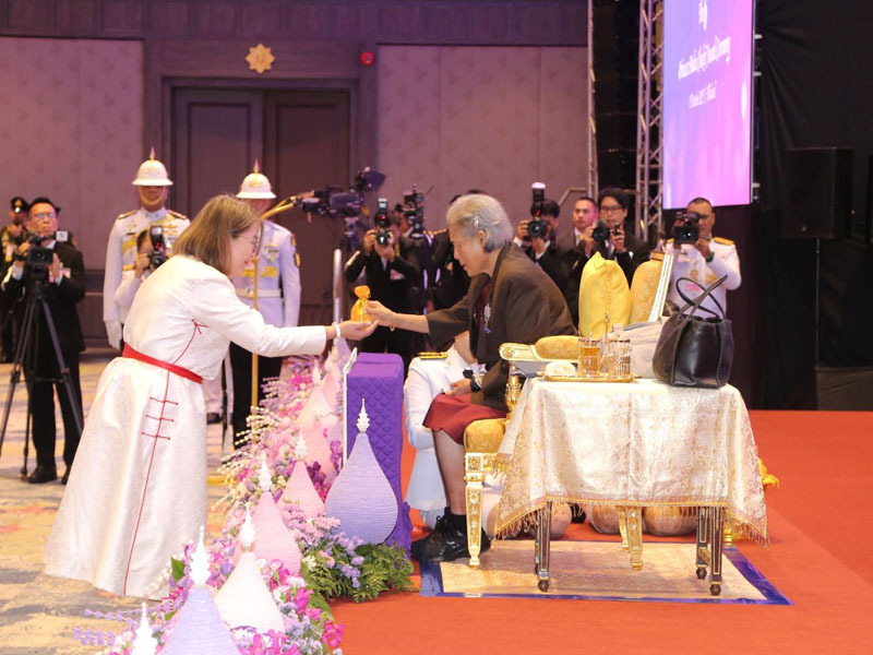 Монгол багш “Эрхэмсэг гүнж Маха Чакригийн нэрэмжит шагнал” хүртлээ